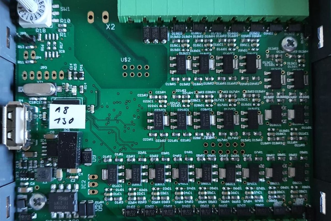 Bestückte elektronische Leiterplatte