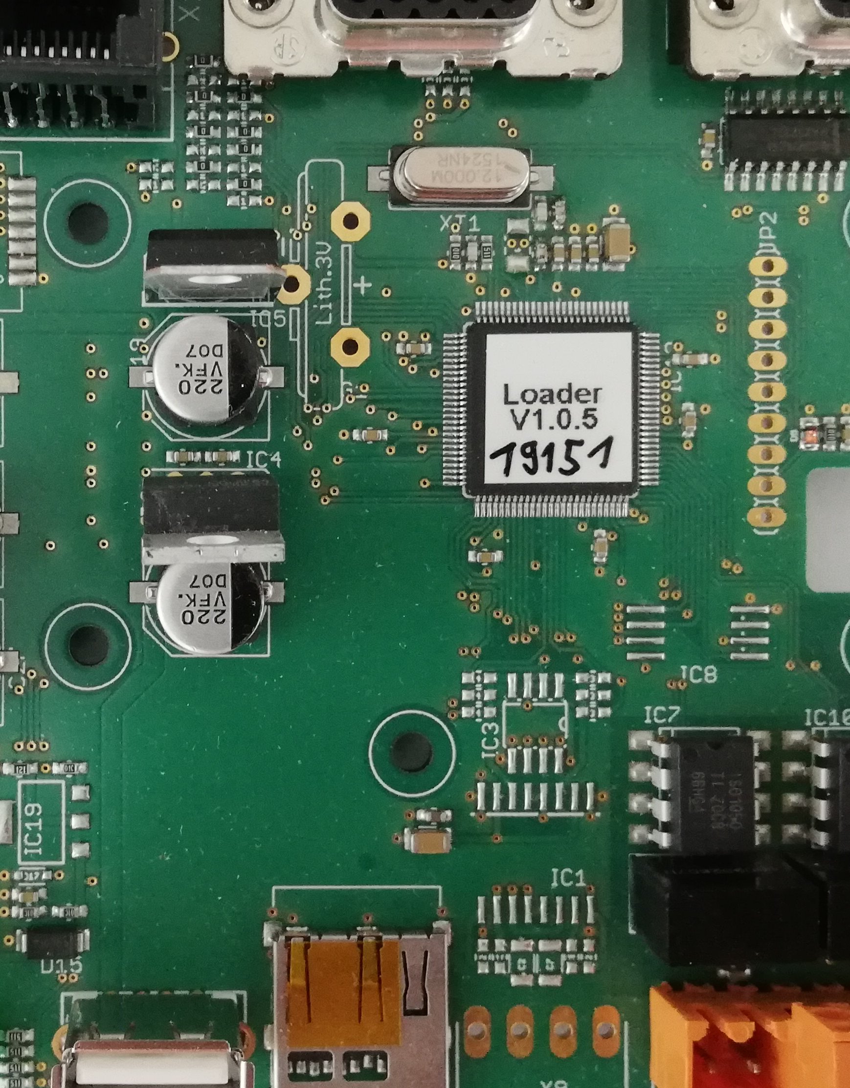 Nahaufnahme eines Mikrocontrollers auf einer Platine